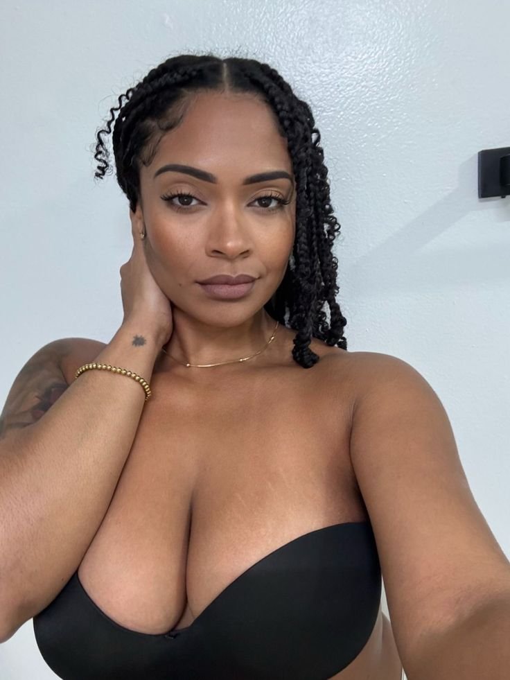 Calm curvy UK phone chat model Aureya Calmyn with natural braids and confident presence