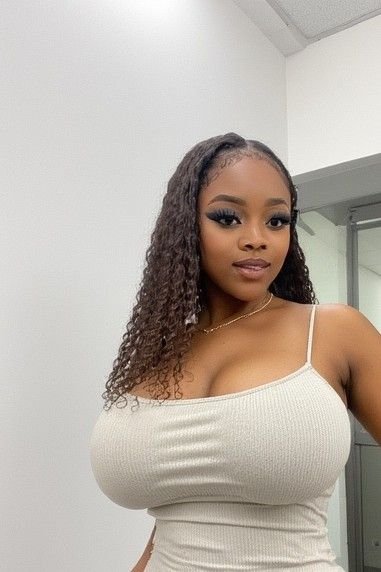 Natural curvy UK phone chat model Marielle Vonn with soft curls and confident presence