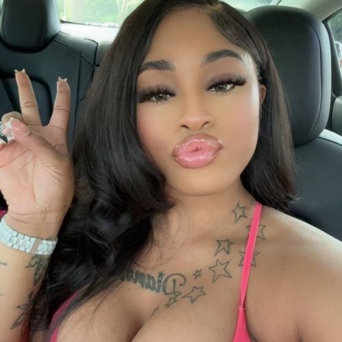 Playful curvy UK phone chat model Lunara Skye taking a car selfie with a peace sign and confident flirty expression